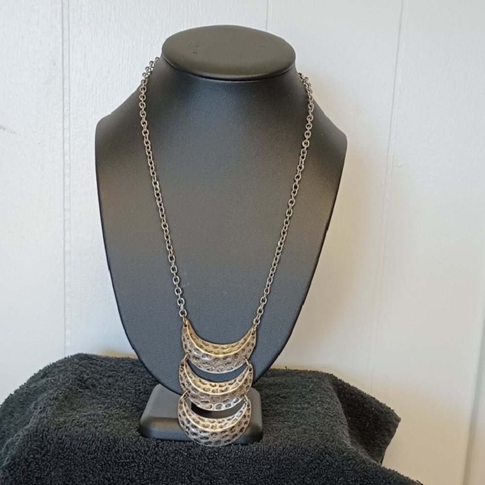 Silver Toned Necklace With Articulated Fixed Pendant